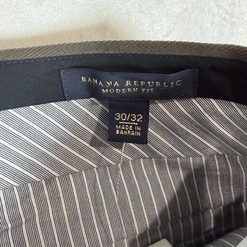 NWT Banana Republic 30W 32L Modern Fit Herringbone Cotton Khaki Chinos
